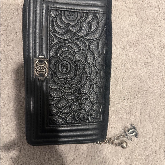 CHANEL Black Floral Embossed Wallet - Picture 10 of 12